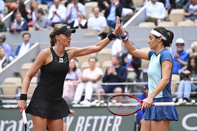joie de Caroline Garcia (Fra) Kristina Mladenovic (Fra) TENNIS : Roland Garros 2022 - Finale double femme - 05 06 2022 JBAutissier Panoramic 