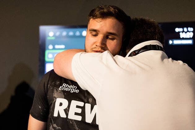 VBL Grand Final by bevestor 05 06 2022 Tim TheStrxngeR Katnawatos 1 FC Koeln relieved, Peter Petkus Schwab Coach 1 FC Koeln hugs him Virtual Bundesliga Grand Final by bevestor, Koeln, XPOST Copyright: xBEAUTIFULxSPORTS Wunderlx