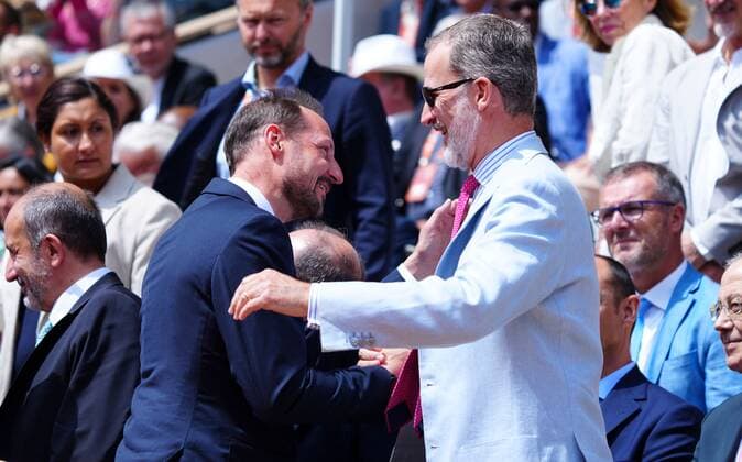 Mandatory Credit: Photo by Javier Garcia Shutterstock (12960016bi) Spain s King Felipe VI greets Haakon, Crown Prince of Norway French Open Tennis, Day 15, Roland Garros, Paris, France - 05 Jun 2022 French Open Tennis, Day 15, Roland Garros, Paris, France - 05 Jun 2022  Copyright: xJavierxGarcia Shutterstockx 12960016bi