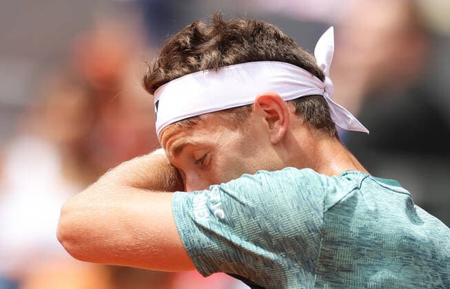 (220605) -- PARIS, June 5, 2022 -- Casper Ruud of Norway wipes sweat during the men s singles final against Rafael Nadal of Spain at the French Open tennis tournament at Roland Garros in Paris, France, June 5, 2022. ) (SP)FRANCE-PARIS-TENNIS-ROLAND GARROS-FRENCH OPEN-MEN S SINGLES-FINAL GaoxJing 