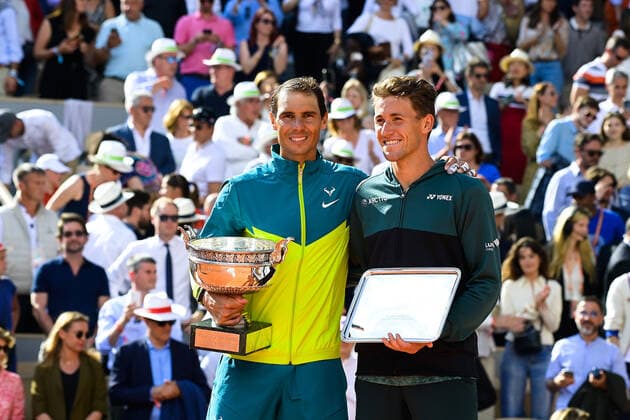 Attitude - Joie de Rafael Nadal ( Espagne ) en fin du match avec le trophee - Casper Ruud ( NOR ) TENNIS : Roland Garros 2022 - Internationaux de France - 05 06 2022 FedericoPestellini Panoramic 
