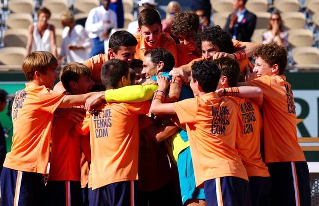 Sport Bilder des Tages Mandatory Credit: Photo by Javier Garcia Shutterstock (12960016bl) Rafael Nadal bundles with ball kids after a photo opportunity French Open Tennis, Day 15, Roland Garros, Paris, France - 05 Jun 2022 French Open Tennis, Day 15, Roland Garros, Paris, France - 05 Jun 2022  Copyright: xJavierxGarcia Shutterstockx 12960016bl