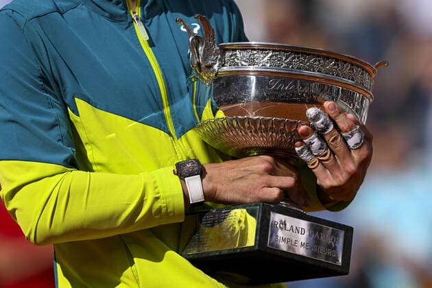 Rafael Nadal (Esp) posant avec le trophee du vainqueur TENNIS : Roland Garros 2022 - Finale Simple Messieurs - 05 06 2022 JBAutissier Panoramic 