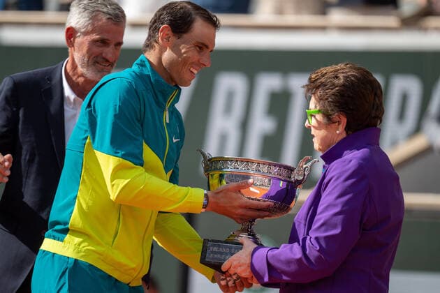 Roland Garros 2022 PARIS, IF - 05.06.2022: ROLAND GARROS 2022 - Rafael Nadal receives the Roland Garros cup from Billie Jean King after winning the tennis match against Casper Ruud 3-0 (6-3 6-3 6-0) valid for the final of the 2022 Roland Garros men& 39;s tournament held in Paris, France . (Photo: Richard Callis Fotoarena) x2216684x  RichardxCallis