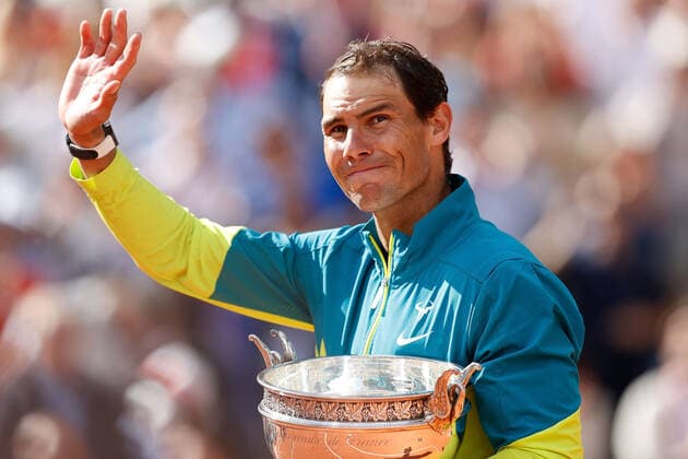 05 06 2022, tennis, French Open 2022 Roland Garros, FRA, Paris, Roland Garros final men singles Rafael Nadal ESP Casper Ruud NOR picture v li Rafael Nadal ESP with trophy thanks fans, thanks, thanks Copyright: HMBxMedia AntonioxBorga