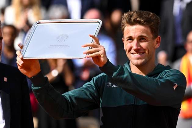 Casper Ruud (Nor) posant avec le trophee du finaliste TENNIS : Roland Garros 2022 - Finale Simple Messieurs - 05 06 2022 JBAutissier Panoramic 