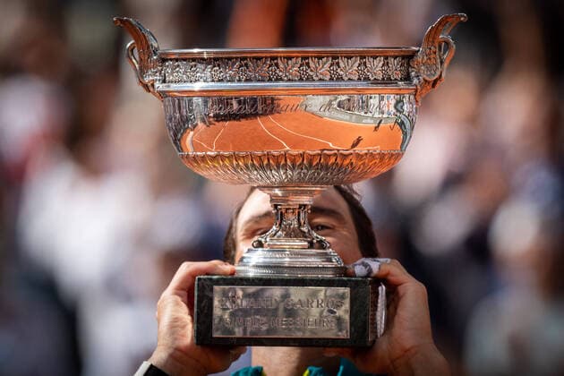 Sport Bilder des Tages Roland Garros 2022 PARIS, IF - 05.06.2022: ROLAND GARROS 2022 - Rafael Nadal celebrates with a Roland Garros cup after winning the tennis match against Casper Ruud 3-0 (6-3 6-3 6-0) valid for the final of the 2022 Roland Garros men& 39;s tournament held in Paris, France. (Photo: Richard Callis Fotoarena) x2216752x  RichardxCallis