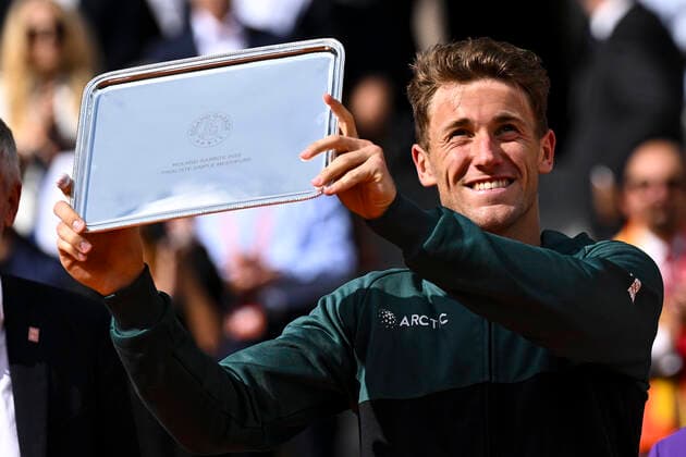 Casper Ruud (Nor) posant avec le trophee du finaliste TENNIS : Roland Garros 2022 - Finale Simple Messieurs - 05 06 2022 JBAutissier Panoramic 