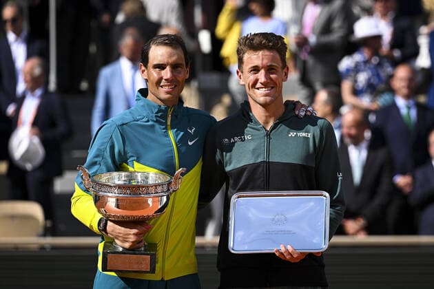 Rafael Nadal (Esp) Casper Ruud (Nor) posant avec leur trophee TENNIS : Roland Garros 2022 - Finale Simple Messieurs - 05 06 2022 JBAutissier Panoramic 
