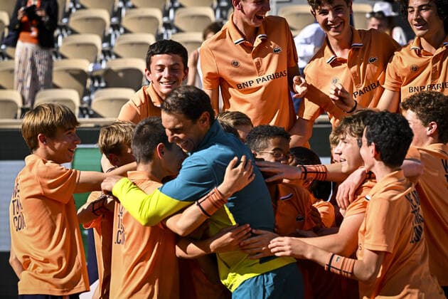 Rafael Nadal (Esp) posant avec une partie des ramasseurs de balles TENNIS : Roland Garros 2022 - Finale Simple Messieurs - 05 06 2022 JBAutissier Panoramic 