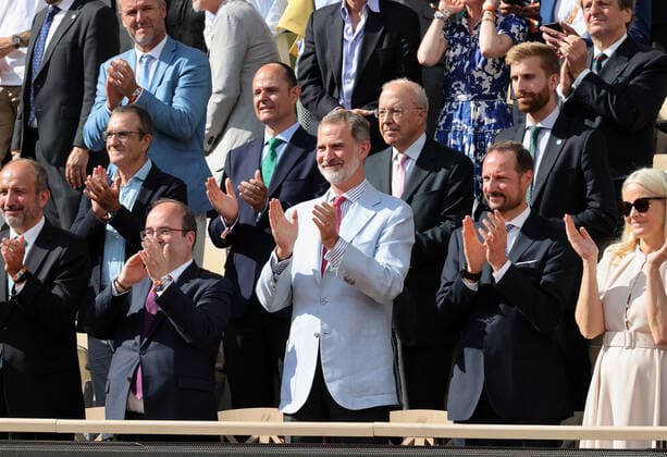 The King of Spain Felipe VI (bottom C) and his entourage applauds compatriot Rafael Nadal after his French Tennis Open s final match against Casper Ruud of Norway, at Roland Garros, outside Paris, France, on Sunday, June 5, 2022. Nadal won the title 6-3, 6-3, 6-0.  PAR20220605143 MAYAxVIDON-WHITE