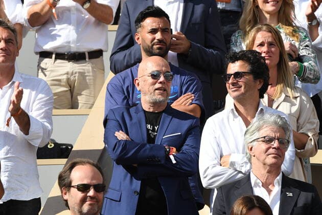 Tennis, Prominente Gäste bei den French Open in Paris Tennis - Roland Garros 2022 - Finales messieurs - Pascal Obispo - France TENNIS : Roland Garros 2022 - France - 05 06 2022 ChrysleneCaillaud Panoramic 