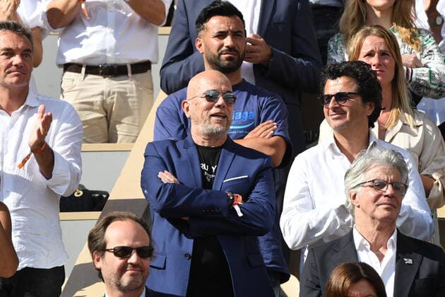 Tennis, Prominente Gäste bei den French Open in Paris Tennis - Roland Garros 2022 - Finales messieurs - Pascal Obispo - France TENNIS : Roland Garros 2022 - France - 05 06 2022 ChrysleneCaillaud Panoramic 