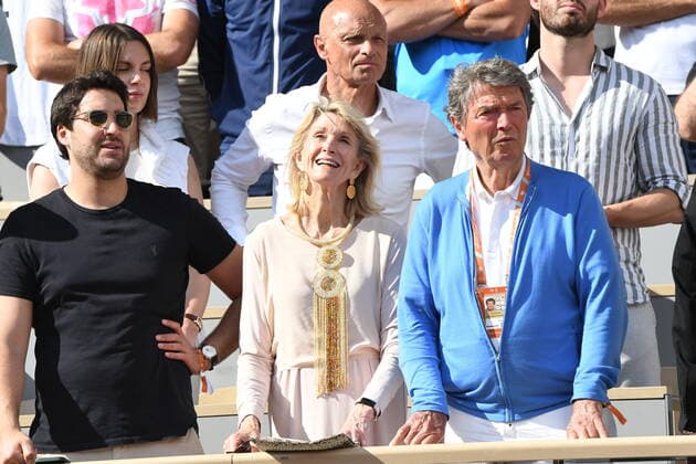 Tennis, Prominente Gäste bei den French Open in Paris Tennis - Roland Garros 2022 - Finales messieurs - Carolyn et Pierre Barthes - France TENNIS : Roland Garros 2022 - France - 05 06 2022 ChrysleneCaillaud Panoramic 