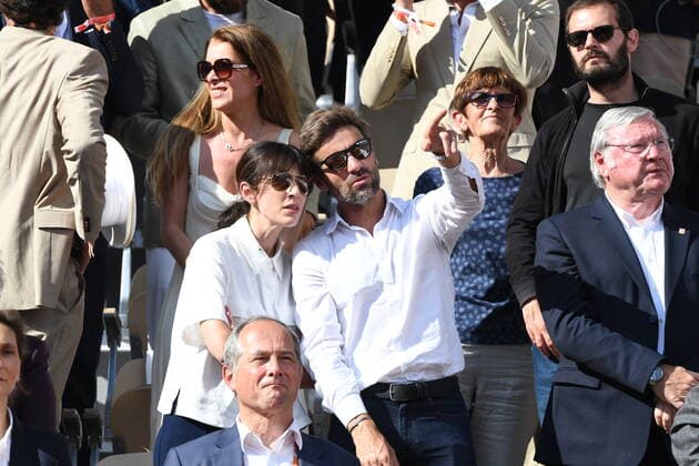 Tennis, Prominente Gäste bei den French Open in Paris Tennis - Roland Garros 2022 - Finales messieurs - Arnaud Clement et Nolwenn Leroy - France TENNIS : Roland Garros 2022 - France - 05 06 2022 ChrysleneCaillaud Panoramic 