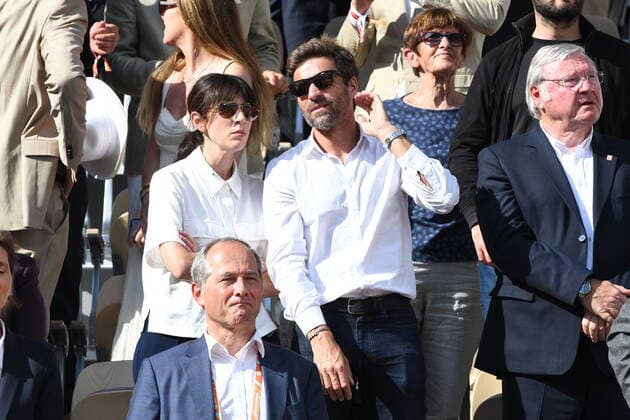 Tennis, Prominente Gäste bei den French Open in Paris Tennis - Roland Garros 2022 - Finales messieurs - Arnaud Clement et Nolwenn Leroy - France TENNIS : Roland Garros 2022 - France - 05 06 2022 ChrysleneCaillaud Panoramic 
