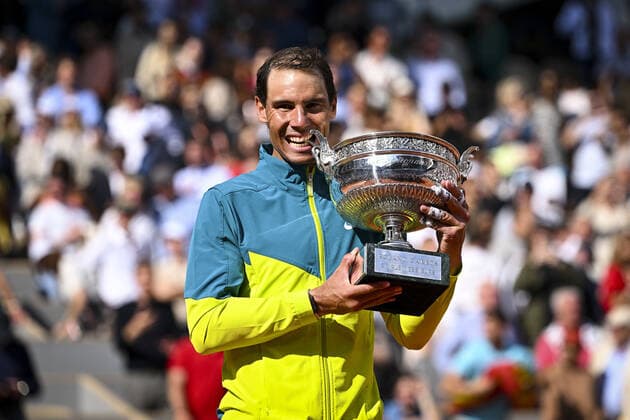 joie de Rafael Nadal (Esp) posant avec le trophee du vainqueur CELEBRITIES : Roland Garros 2022 - Finale Simple Messieurs - 05 06 2022 JBAutissier Panoramic 