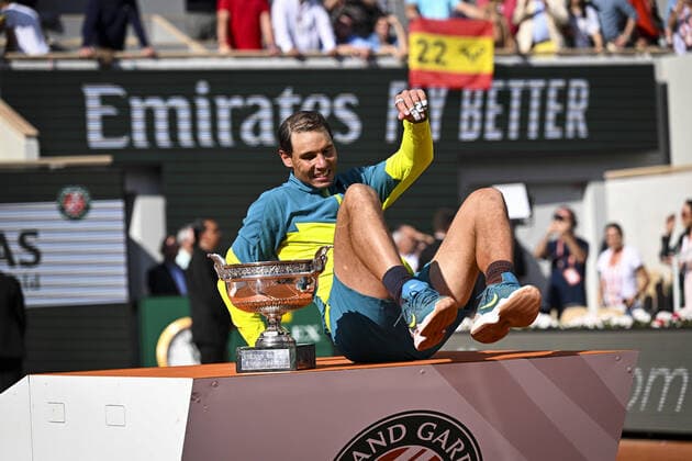joie de Rafael Nadal (Esp) posant avec le trophee du vainqueur CELEBRITIES : Roland Garros 2022 - Finale Simple Messieurs - 05 06 2022 JBAutissier Panoramic 