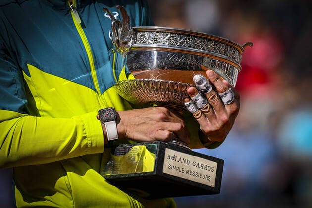joie de Rafael Nadal (Esp) posant avec le trophee du vainqueur CELEBRITIES : Roland Garros 2022 - Finale Simple Messieurs - 05 06 2022 JBAutissier Panoramic 