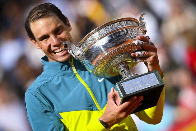 joie de Rafael Nadal (Esp) posant avec le trophee du vainqueur CELEBRITIES : Roland Garros 2022 - Finale Simple Messieurs - 05 06 2022 JBAutissier Panoramic 