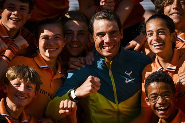 joie de Rafael Nadal (Esp) posant avec une partie des ramasseurs de balles CELEBRITIES : Roland Garros 2022 - Finale Simple Messieurs - 05 06 2022 JBAutissier Panoramic 