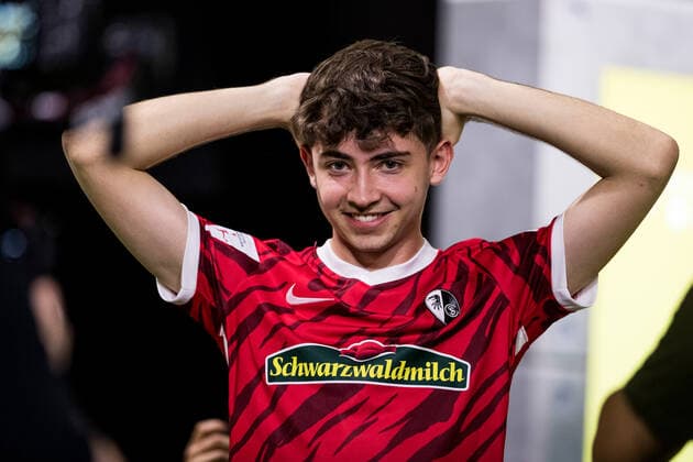 VBL Grand Final by bevestor 05 06 2022 Dylan DullenMIKE Neuhausen SC Freiburg NEO grins after victory Virtual Bundesliga Grand Final by bevestor, Koeln, XPOST Copyright: xBEAUTIFULxSPORTS Wunderlx