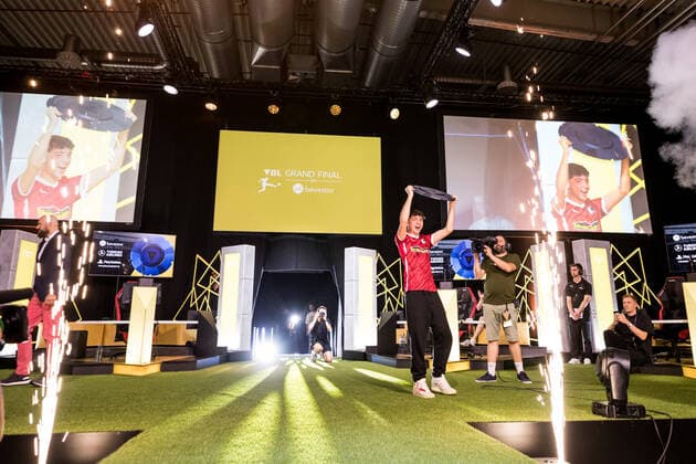 VBL Grand Final by bevestor 05 06 2022 Dylan DullenMIKE Neuhausen SC Freiburg NEO raises the championship trophy after victory Virtual Bundesliga Grand Final by bevestor, Koeln, XPOST Copyright: xBEAUTIFULxSPORTS Wunderlx