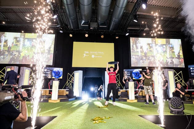 VBL Grand Final by bevestor 05 06 2022 Dylan DullenMIKE Neuhausen SC Freiburg NEO raises the bowl after victory Virtual Bundesliga Grand Final by bevestor, Koeln, XPOST Copyright: xBEAUTIFULxSPORTS Wunderlx