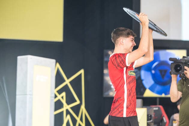 VBL Grand Final by bevestor 05 06 2022 Dylan DullenMIKE Neuhausen SC Freiburg NEO raises the bowl after victory Virtual Bundesliga Grand Final by bevestor, Koeln, XPOST Copyright: xBEAUTIFULxSPORTS Wunderlx