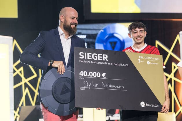 VBL Grand Final by bevestor 05 06 2022 Dylan DullenMIKE Neuhausen SC Freiburg NEO is German Champion Andreas Heyden German Football League presents championship trophy and prize money Virtual Bundesliga Grand Final by bevestor, Cologne, XPOST Copyright: xBEAUTIFULxSPORTS Wunderlx