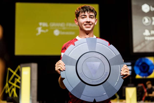 Sport Themen der Woche KW22 Sport Bilder des Tages VBL Grand Final by bevestor; 05.06.2022 Dylan DullenMIKE Neuhausen (SC Freiburg NEO) mit der Meisterschale Virtual Bundesliga Grand Final by bevestor, Koeln, XPOST *** VBL Grand Final by bevestor 05 06 2022 Dylan DullenMIKE Neuhausen SC Freiburg NEO with the championship trophy Virtual Bundesliga Grand Final by bevestor, Cologne, XPOST Copyright: xBEAUTIFULxSPORTS Wunderlx