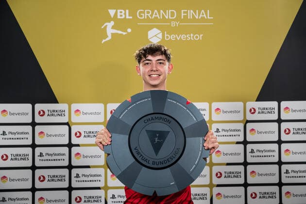 VBL Grand Final by bevestor 05 06 2022 Dylan DullenMIKE Neuhausen SC Freiburg NEO with the championship trophy Virtual Bundesliga Grand Final by bevestor, Cologne, XPOST Copyright: xBEAUTIFULxSPORTS Wunderlx