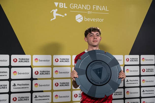 VBL Grand Final by bevestor 05 06 2022 Dylan DullenMIKE Neuhausen SC Freiburg NEO with championship trophy Virtual Bundesliga Grand Final by bevestor, Koeln, XPOST Copyright: xBEAUTIFULxSPORTS Wunderlx