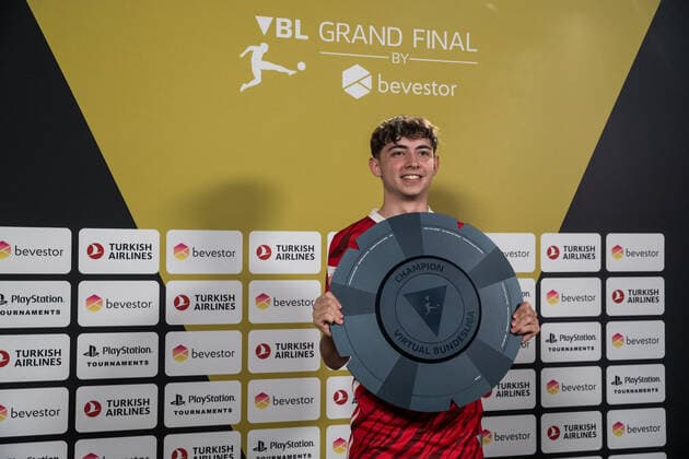 VBL Grand Final by bevestor 05 06 2022 Dylan DullenMIKE Neuhausen SC Freiburg NEO with championship trophy Virtual Bundesliga Grand Final by bevestor, Koeln, XPOST Copyright: xBEAUTIFULxSPORTS Wunderlx
