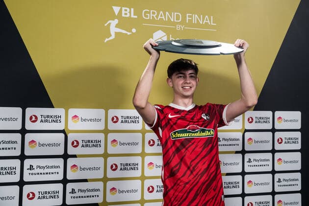 VBL Grand Final by bevestor 05 06 2022 Dylan DullenMIKE Neuhausen SC Freiburg NEO lifts the championship trophy Virtual Bundesliga Grand Final by bevestor, Cologne, XPOST Copyright: xBEAUTIFULxSPORTS Wunderlx