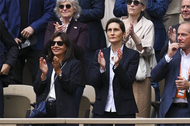 Anne Hidalgo et Amelie Oudea Castera - Ministre des Sports et des Jeux olympiques et paralympiques CELEBRITIES : Roland Garros 2022 - Finale Simple Messieurs - 05 06 2022 JBAutissier Panoramic 