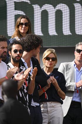 Oli Green Sienna Miller et Hugh Grant CELEBRITIES : Roland Garros 2022 - Finale Simple Messieurs - 05 06 2022 JBAutissier Panoramic 