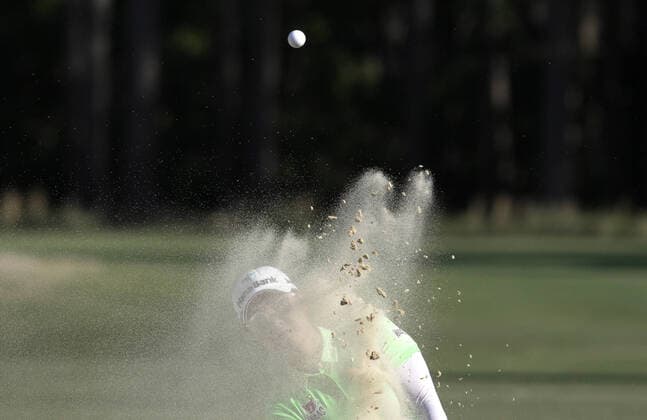 Sport Bilder des Tages Minjee Lee of Australia hits out of a bunker on the fourteenth hole at the 77th U.S. Women s Open Championship at Pine Needles Lodge and Golf Club in Southern Pines, North Carolina on Sunday, June 5, 2022. Lee won with a 72 round score of 271.  RCS20220605526 BOBxSTRONG