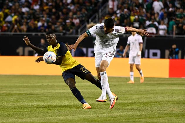 Ecuador s defender Pervis Estupinan (7) (L) in action against Mexico s defender Luís Romo (7) (C) during the friendly soccer match between Mexico and Ecuador, at Soldier Field, Chicago, Illinois (US), 05 June 2022. Freindly match: Mexico vs Ecuador !ACHTUNG: NUR REDAKTIONELLE NUTZUNG!  Copyright: xMattxMartonx AME4867 20220606-c8a20900f955dbe44750749afc8d603748a72287