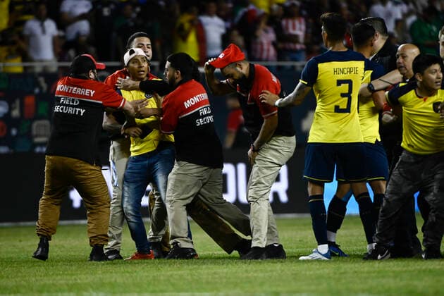 Security removes fans who ran on the field after the end of the friendly soccer match between Mexico and Ecuador during the friendly soccer match between Mexico and Ecuador, at Soldier Field, Chicago, Illinois (US), 05 June 2022. Freindly match: Mexico vs Ecuador !ACHTUNG: NUR REDAKTIONELLE NUTZUNG!  Copyright: xMattxMartonx AME4877 20220606-b82168ac12c2b95e21a67256cbb316f7f4af0dfe