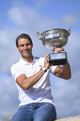 Rafael Nadal (esp) pose avec le trophee du Vainqueur sur le pont Alexandre III TENNIS : Photocall Rafael Nadal - Roland Garros 2022 - Finale Simple Messieurs - 06 06 2022 JBAutissier Panoramic 