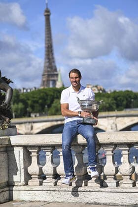 Rafael Nadal (esp) pose avec le trophee du Vainqueur sur le pont Alexandre III TENNIS : Photocall Rafael Nadal - Roland Garros 2022 - Finale Simple Messieurs - 06 06 2022 JBAutissier Panoramic 
