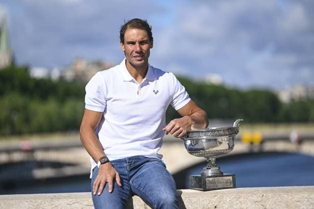 Rafael Nadal (esp) pose avec le trophee du Vainqueur sur le pont Alexandre III TENNIS : Photocall Rafael Nadal - Roland Garros 2022 - Finale Simple Messieurs - 06 06 2022 JBAutissier Panoramic 