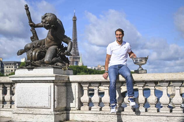 Rafael Nadal (esp) pose avec le trophee du Vainqueur sur le pont Alexandre III TENNIS : Photocall Rafael Nadal - Roland Garros 2022 - Finale Simple Messieurs - 06 06 2022 JBAutissier Panoramic 