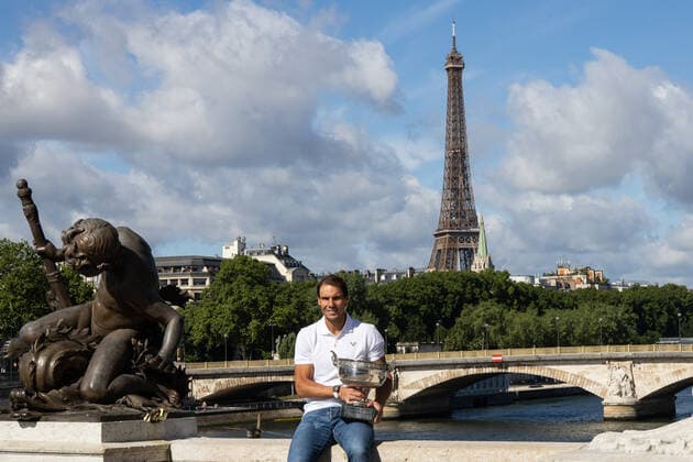 Rafael Nadal On Alexandre III Bridge With FR-Open Trophy Rafael Nadal of Spain poses with his trophy on the Alexandre III bridge in front of the Eiffel Tower a day after winning his 14th the French Open tennis title tournament, Roland Garros. PARIS France  Copyright: xIbrahimxEzzatx originalFilename:ezzat-notitle220606_npnnv.jpg