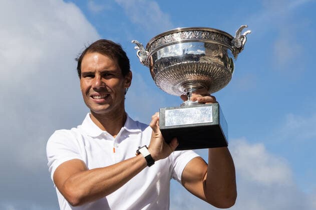 Rafael Nadal On Alexandre III Bridge With FR-Open Trophy Rafael Nadal of Spain poses with his trophy on the Alexandre III bridge in front of the Eiffel Tower a day after winning his 14th the French Open tennis title tournament, Roland Garros. PARIS France  Copyright: xIbrahimxEzzatx originalFilename:ezzat-notitle220606_npVdS.jpg