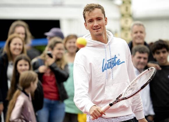 Sport Themen der Woche KW23 Sport Bilder des Tages ROSMALEN - Daniil Medvedev from Russia plays tennis with an audience at the international tennis tournament Libema Open. The combined Dutch tennis tournament for men and women will be held on the grass courts of Autotron for twelve days. ANP SANDER KING xVIxANPxSportx xxANPxIVx *** ROSMALEN Daniil Medvedev from Russia plays tennis with an audience at the international tennis tournament Libema Open The combined Dutch tennis tournament for men and women will be held on the grass courts of Autotron for twelve days ANP SANDER KING xVIxANPxSportx xxANPxIVx 449926161 originalFilename: 449926161.jpg