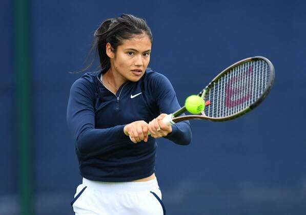 Mandatory Credit: Photo by Anna Gowthorpe Shutterstock (12968518ad) Emma Raducanu of Great Britain on the practice court before her first round match Rothesay Open, Tennis, Nottingham Tennis Centre, Nottingham, UK - 06 Jun 2022 Rothesay Open, Tennis, Nottingham Tennis Centre, Nottingham, UK - 06 Jun 2022  Copyright: xAnnaxGowthorpe Shutterstockx 12968518ad