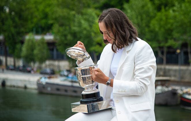 June 5, 2022, PARIS, FRANCE: Iga Swiatek of Poland during the champions trophy shoot after winning the final of the 2022 Roland Garros Grand Slam tennis tournament PARIS FRANCE - ZUMAa181 20220605_zaa_a181_159 Copyright: xRobxPrangex