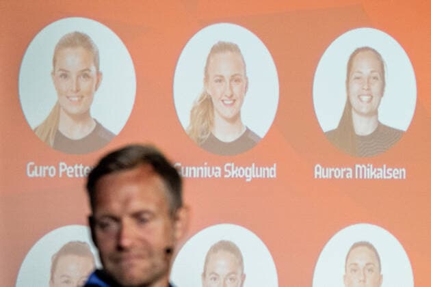 220607 Goalkeepers Guro Pettersen, Sunniva Skoglund and Aurora Mikalsen of the Norwegian women s national football team at the screen behind Martin Sjögren, head coach, during the presentation of the team selection ahead of the UEFA Women s Euro at a press conference on June 7, 2022 in Oslo Photo Vegard Grott PICTURE AGENCY code VG VG0295 bbeng football football women football norway norway press conference uefa euro em women,  Copyright: VEGARDxGRoTT BB220607VG005